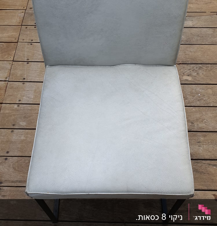 כיסא עור אפור על רצפת עץ